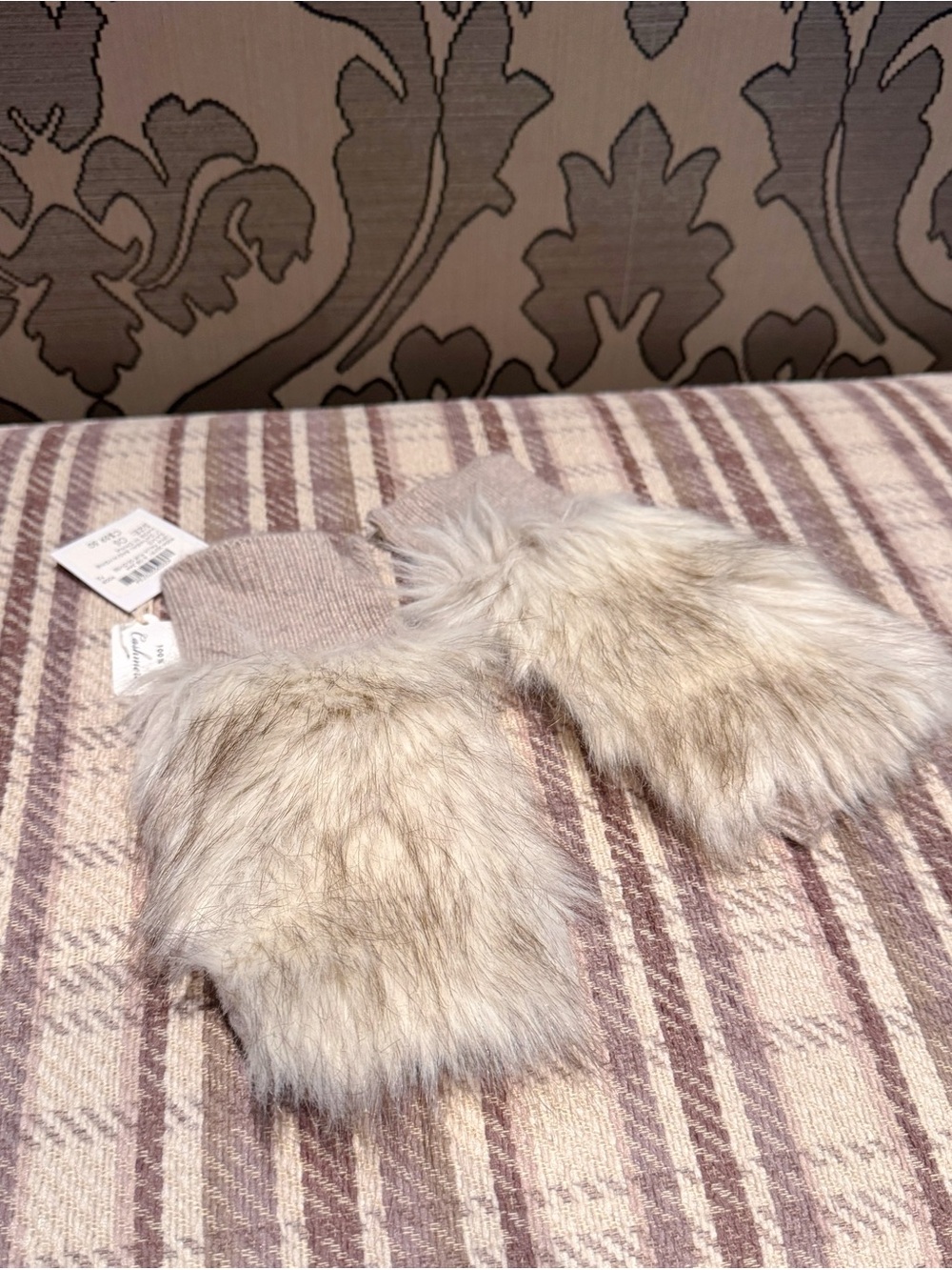 Club Monaco Cashmere Mittens